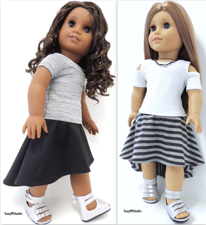 Op de afbeelding: Twee poppen die verschillende outfits dragen. De pop links draagt een grijs-wit gestreept shirt met korte mouwen en een zwarte rok. De pop rechts draagt een wit shirt met korte mouwen en uitgesneden schouders en een grijs-zwart gestreepte rok.