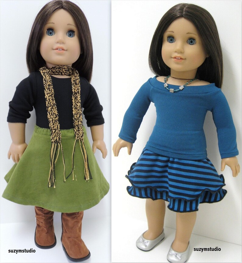 Op de afbeelding: Twee poppen die verschillende outfits dragen. De pop links draagt een zwart shirt met lange mouwen, een groene rok, een bruine sjaal en bruine laarzen. De pop rechts draagt een blauw shirt met lange mouwen, een blauw-zwarte gestreepte rok en zilveren schoenen. Beide poppen hebben lang bruin haar en blauwe ogen.