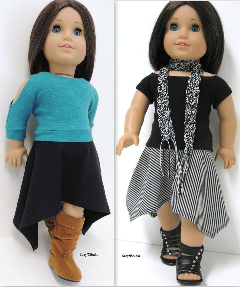 Op de afbeelding: Twee poppen die verschillende outfits dragen. De pop links draagt een turquoise shirt met uitgesneden schouders en een zwarte asymmetrische rok. Ze draagt ​​bruine laarzen. De pop rechts draagt ​​een zwart shirt met een wit-zwarte sjaal en een zwart-wit gestreepte asymmetrische rok. Ze draagt ​​zwarte sandalen.