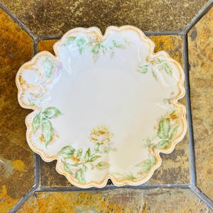 Prato de porcelana vintage Haviland Limoges de 6&quot; com motivo floral pintado à mão, borda dourada e recortada