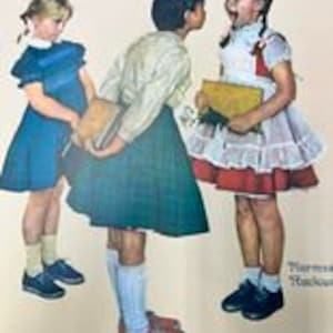 Może przedstawiać: Trzy dziewczyny w odzieży vintage stoją razem, trzymając książki. Dziewczyna pośrodku ma na sobie koszulę w kratę i spódnicę, podczas gdy dziewczyny po bokach mają na sobie sukienki. Dziewczyna po lewej stronie ma na sobie niebieską sukienkę, a dziewczyna po prawej stronie ma na sobie czerwoną i białą sukienkę.
