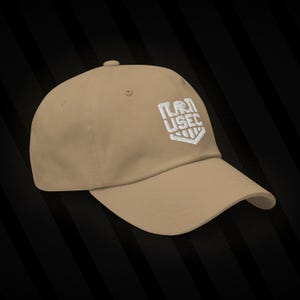 Może przedstawiać: Beżowa czapka z daszkiem z białym haftowanym logo z napisem "M.O.R. USEC" z przodu.