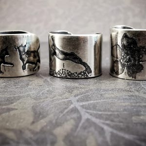 Pendiente de oreja de plata de ley oxidada con relieve: Cuervo, gato, liebre, corneja, urraca o flor.