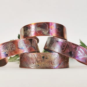 Brazalete fino de cobre con diseño flotante de ciudad, árbol, patrón o flor.