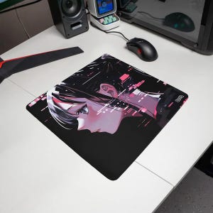 Może przedstawiać: Kwadratowa podkładka pod mysz z czarnym tłem i profilem postaci w stylu anime w odcieniach bieli, różu i czerwieni. Projekt zawiera cyfrowe efekty glitch oraz pikselowe wzory rozciągające się na włosach i twarzy postaci.