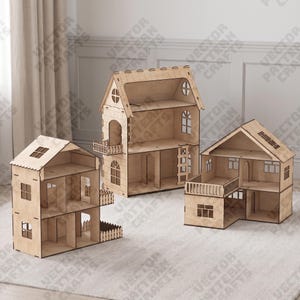 Peut inclure: Trois maisons de poupée en bois clair non fini avec plusieurs niveaux, des plans d'étage ouverts, des balcons et des cadres de fenêtres et de portes découpés. Chaque structure présente un toit à pignon avec des détails découpés au laser.