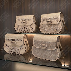 Peut inclure: Quatre sacs à main en bois avec des motifs découpés au laser. Chaque sac présente un design unique sur le rabat et le corps, avec des motifs floraux, géométriques et abstraits. Les sacs sont en bois naturel et sont exposés sur une étagère en verre.