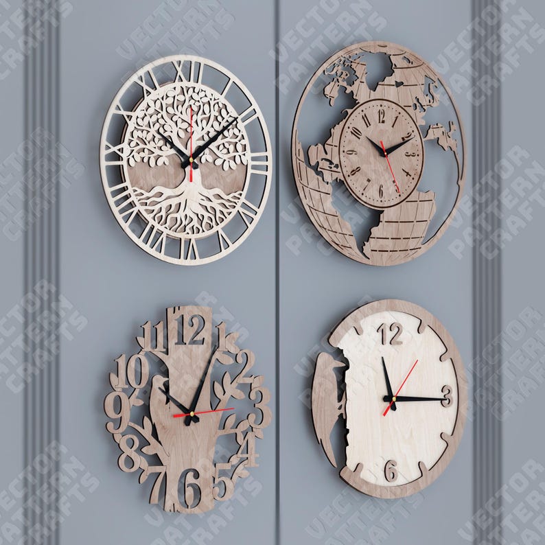 Op de afbeelding: Vier houten wandklokken met verschillende ontwerpen. E&eacute;n heeft een levensboom, een andere een wereldkaart, een derde met een boom en cijfers, en de laatste met een gedeeltelijke kaart. Elke klok heeft zwarte wijzers en een rode secondewijzer.