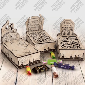 Puede incluir: Cajas de madera con temática de Halloween con tapas decorativas y caramelos. Una caja dice "Death by Chocolate", otra dice "Happy Halloween" y la tercera dice "A Treat Worth Dying For". Envoltorios de caramelos esparcidos.