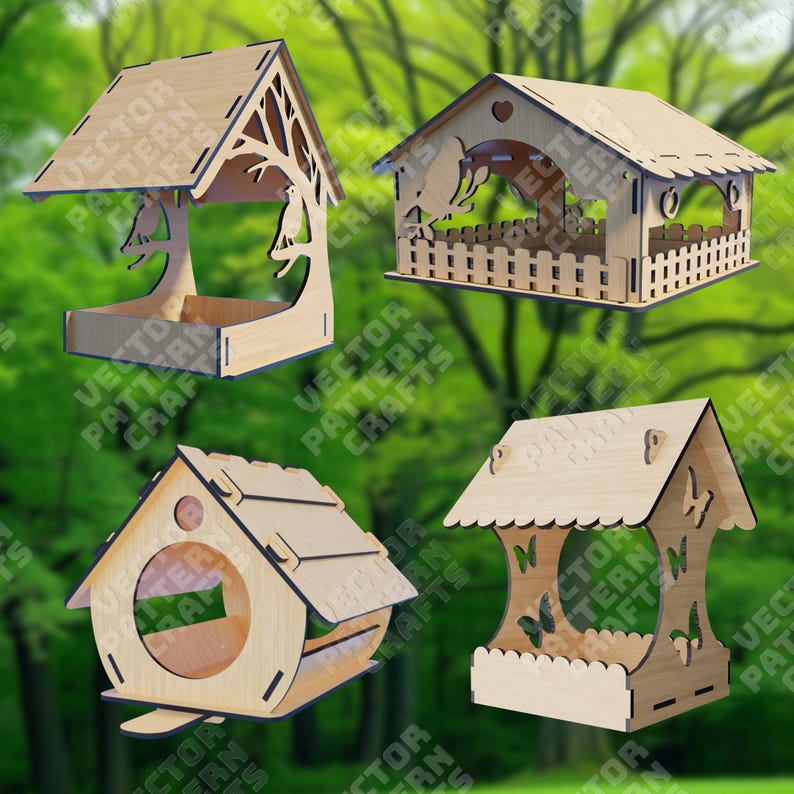 Op de afbeelding: Vier verschillende houten vogelvoederhuisjes. Elk voederhuisje is gemaakt van natuurlijk hout en heeft een unieke vorm en stijl. De voederhuisjes zijn perfect om vogels naar uw tuin te lokken.