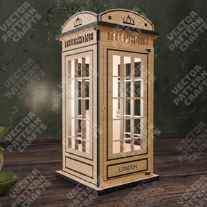 Pu&ograve; includere: Un modello in legno di una cabina telefonica rossa britannica con un tetto nero e un cartello che dice "TELEPHONE" e "LONDON".