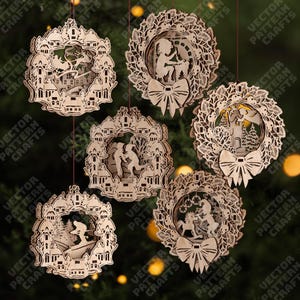 Op de afbeelding: Zes houten kerstversieringen met ingewikkelde uitgesneden ontwerpen. Elk ornament heeft een centrale scène in een kransvorm, met figuren, gebouwen en strikken. De ornamenten hangen tegen een vage groene achtergrond.