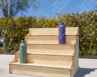 Könnte beinhalten: Ein Holzdisplay mit fünf Regalen, auf denen zwei Flaschen stehen. Die Flasche auf dem obersten Regal ist lila, und die Flasche auf dem zweiten Regal ist grün.