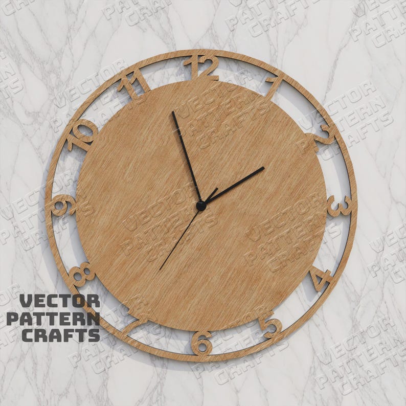 K&ouml;nnte beinhalten: Eine Holzuhr mit einem runden Design. Das Zifferblatt der Uhr ist aus Holz und hat schwarze Zeiger. Die Zahlen sind aus dem &auml;u&szlig;eren Ring der Uhr ausgeschnitten.