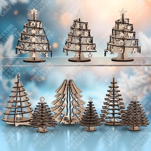 Könnte beinhalten: Eine Sammlung von Weihnachtsbaumdekorationen aus Holz in verschiedenen Größen und Designs. Einige Bäume haben ein spiralförmiges Design mit hängenden Ornamenten, während andere traditionellere Formen aufweisen. Die Bäume sind aus hellem Holz gefertigt und eignen sich für die Weihnachtsdekoration.