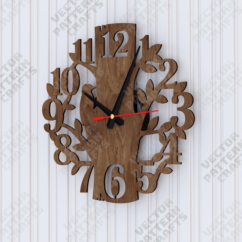 Op de afbeelding: Een houten wandklok met een boomontwerp. De klok heeft een bruine afwerking, zwarte wijzers en een rode secondewijzer. De cijfers zijn uitgesneden in een decoratief lettertype, met bladeren verwerkt.