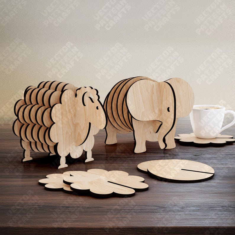 Puede incluir: Posavasos y figuras de animales de madera. El conjunto incluye una oveja, un elefante y posavasos con forma de flor. Una taza blanca est&aacute; sobre un posavasos. Los art&iacute;culos son de madera clara y est&aacute;n sobre una superficie de madera oscura.