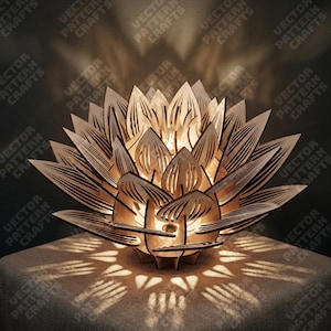 Könnte beinhalten: Eine Holz-Lotusblumenlampe mit aufwendigen Ausschnitten. Die Lampe wird von innen beleuchtet und wirft einen warmen Schein, der dekorative Schatten erzeugt. Das Design hat mehrere Blütenblattschichten.