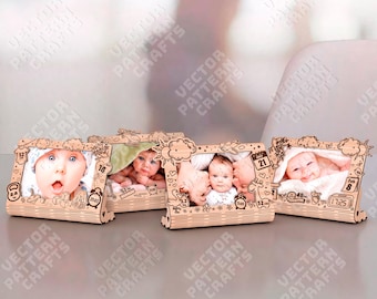 Könnte beinhalten: Vier Holz-Fotorahmen mit Babyfotos. Jeder Rahmen hat ein einzigartiges Design mit Wolken und dekorativen Elementen. Die Rahmen zeigen Babyfotos mit Details wie Gewicht, Uhrzeit und Datum.