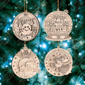 Può includere: Quattro ornamenti natalizi in legno con intricati disegni tagliati al laser. Uno presenta un omino di pan di zenzero, un altro una palla di neve con una chiesa, un terzo Babbo Natale e l'ultimo un angelo. Ogni ornamento ha il testo "Days until Christmas".
