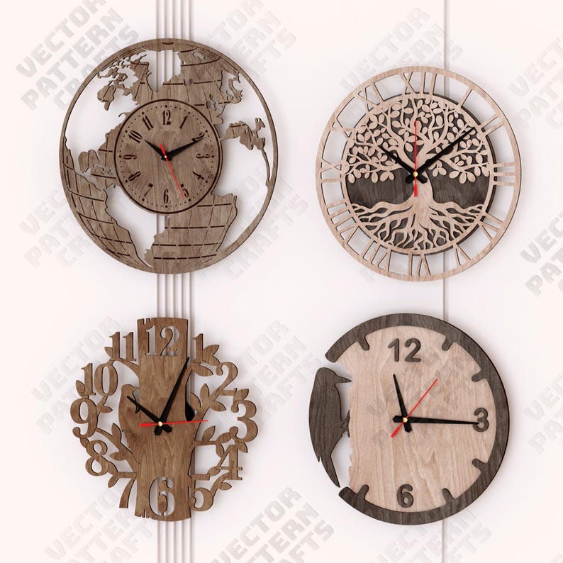 Op de afbeelding: Vier houten wandklokken met ingewikkelde ontwerpen. E&eacute;n klok heeft een wereldkaart, een andere een levensboom, een derde een boom met cijfers en de laatste een klok met een vogel. Elke klok heeft zwarte wijzers en een rode secondewijzer.