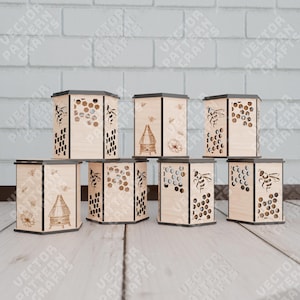 Könnte beinhalten: Sechs sechseckige Kerzenhalter aus Holz mit einem Bienenstock- und Bienenmotiv. Die Kerzenhalter sind aus hellem Holz gefertigt und haben eine dunkelbraune Oberfläche. Das Design zeigt einen Bienenstock, Bienen und Blumen.