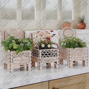 Puede incluir: Tres jardineras de madera con forma de silla, cada una llena de plantas y flores. Las cajas tienen patrones decorativos recortados y el texto "Jane's Garden", "Seasonal Charm" y "Let it Bloom".
