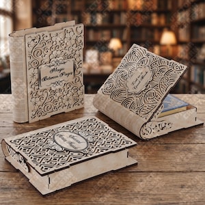 Może przedstawiać: Trzy drewniane pudełka w kształcie książek z misternymi ażurowymi wzorami. Jedno pudełko stoi pionowo, z napisem "Magic Between Pages". Drugie jest otwarte, odsłaniając książkę w środku i napis "Lost in a Good Book". Trzecie pudełko jest zamknięte, z napisem "Special Stories Inside".