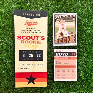 Peut inclure: Ensemble d'articles sur le th&egrave;me du baseball sur une surface verte. Comprend un billet avec le texte "Scout's Rookie Year", une carte de baseball avec une photo de b&eacute;b&eacute; et une carte avec "Scout Boyd #1" et des faits saillants.