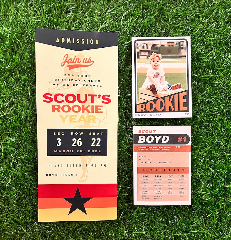 Peut inclure: Ensemble d'articles sur le th&egrave;me du baseball sur une surface verte. Comprend un billet avec le texte "Scout's Rookie Year", une carte de baseball avec une photo de b&eacute;b&eacute; et une carte avec "Scout Boyd #1" et des faits saillants.