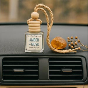 Ambientador para coche de ámbar y almizcle: difusor colgante recargable