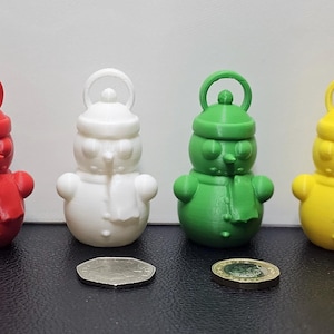 3D-printed snowman ornament made from PLA, available in vibrant colours with a built-in loop for hanging. Perfect for decorating Christmas trees, wreaths, or as festive gifts. Lightweight and durable, adding a handmade charm to holiday décor.