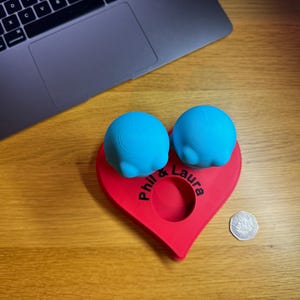 Personalised 3D printed tealight holder featuring cute bubble people figurines on a heart-shaped base. Customisable with names, perfect as a romantic Valentine’s gift, anniversary present, or home decor. Designed for use with LED tealights.