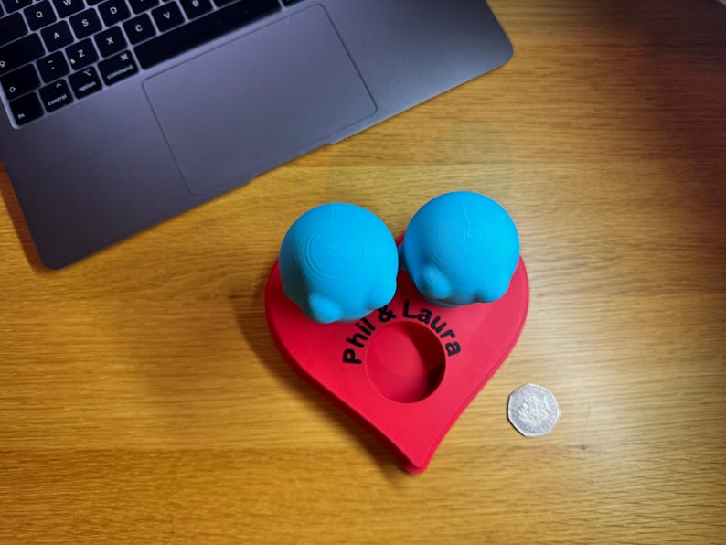 Personalised 3D printed tealight holder featuring cute bubble people figurines on a heart-shaped base. Customisable with names, perfect as a romantic Valentine’s gift, anniversary present, or home decor. Designed for use with LED tealights.