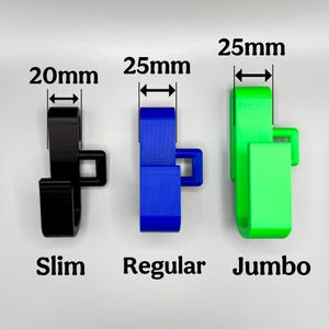 Three 3D-printed dog crate hooks in black, blue, and green are shown side by side. Labels indicate the widths: Slim (20mm), Regular (25mm), and Jumbo (25mm), each with different body sizes for fitting through crate gaps.