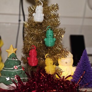3D-printed snowman ornament made from PLA, available in vibrant colours with a built-in loop for hanging. Perfect for decorating Christmas trees, wreaths, or as festive gifts. Lightweight and durable, adding a handmade charm to holiday décor.