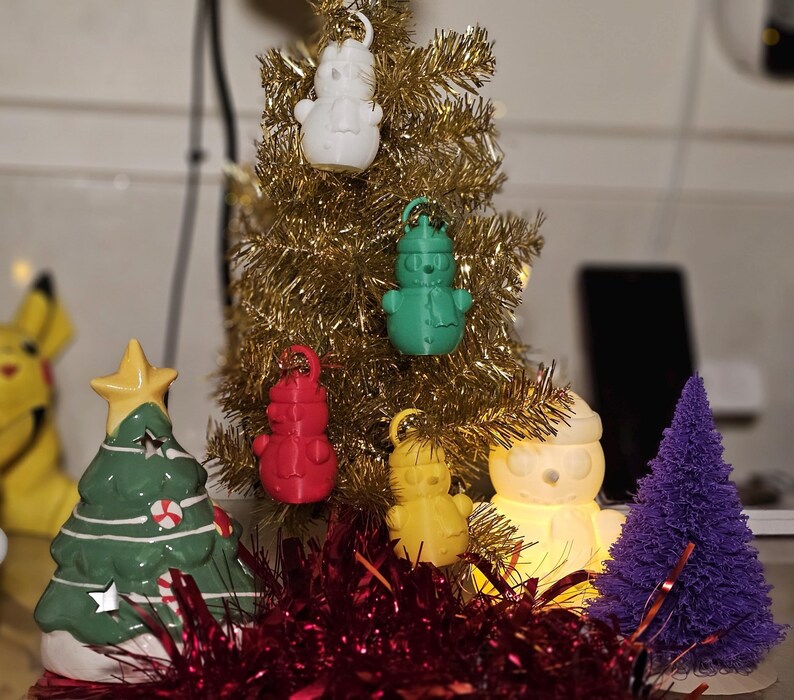 3D-printed snowman ornament made from PLA, available in vibrant colours with a built-in loop for hanging. Perfect for decorating Christmas trees, wreaths, or as festive gifts. Lightweight and durable, adding a handmade charm to holiday décor.