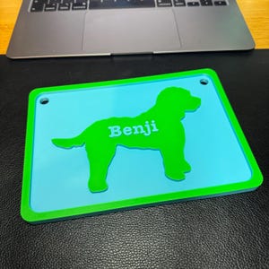 personalised 3D-printed dog name sign with a raised Cockapoo silhouette, custom name, and vibrant colour options. Ideal for dog crates, kennels, or home decor. Lightweight yet durable, with optional hanging holes. Customisable for any breed.