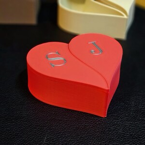 A customisable heart-shaped box in vibrant red, personalised with initials. Ideal for jewellery, small keepsakes, or Valentine’s Day gifts, this split design box is crafted from durable eco-friendly PLA with a smooth and sleek finish.
