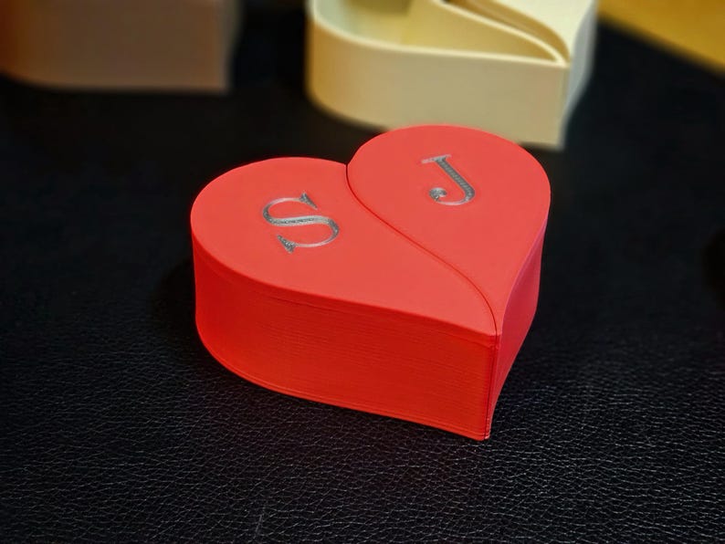 A customisable heart-shaped box in vibrant red, personalised with initials. Ideal for jewellery, small keepsakes, or Valentine’s Day gifts, this split design box is crafted from durable eco-friendly PLA with a smooth and sleek finish.