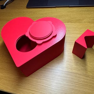Screw cap back for Love heart-shaped piggy bank, ideal for saving coins, Valentine’s Day gifts, or romantic decor. A unique 3D-printed coin bank for kids or couples, perfect as a gift, decorative piece, or practical savings tool.