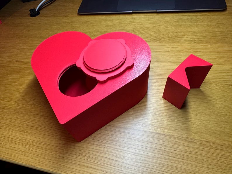Screw cap back for Love heart-shaped piggy bank, ideal for saving coins, Valentine’s Day gifts, or romantic decor. A unique 3D-printed coin bank for kids or couples, perfect as a gift, decorative piece, or practical savings tool.