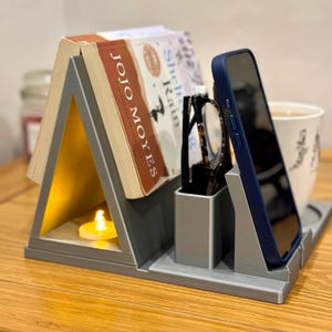 Multi-Funktions-Buchstütze für Nachttisch | Tablet & Handy Halter | Nachttisch Organizer mit Stift und Brille Aufbewahrung | Auch als Nachtlicht nutzbar