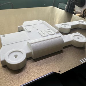 Plain white truck-shaped design, perfect for customisation. Paint your own colours or leave it minimalist for a clean look. Great to enhance display and organisation while adding a personalised, creative touch to your shelf.