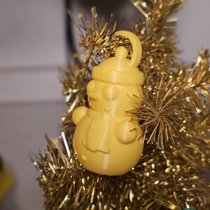 3D-printed snowman ornament made from PLA, available in vibrant colours with a built-in loop for hanging. Perfect for decorating Christmas trees, wreaths, or as festive gifts. Lightweight and durable, adding a handmade charm to holiday décor.