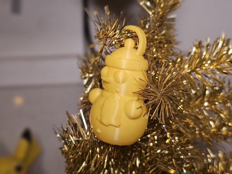 3D-printed snowman ornament made from PLA, available in vibrant colours with a built-in loop for hanging. Perfect for decorating Christmas trees, wreaths, or as festive gifts. Lightweight and durable, adding a handmade charm to holiday décor.