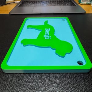 personalised 3D-printed dog name sign with a raised Cockapoo silhouette, custom name, and vibrant colour options. Ideal for dog crates, kennels, or home decor. Lightweight yet durable, with optional hanging holes. Customisable for any breed.