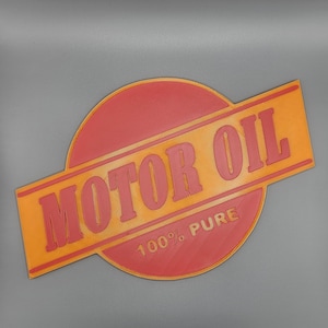 Puede incluir: Un letrero rojo y naranja con las palabras "MOTOR OIL" en letras grandes y en negrita. El letrero tambi&eacute;n incluye el texto "100% PURE" en letras m&aacute;s peque&ntilde;as. El letrero tiene forma circular con una pancarta rectangular.