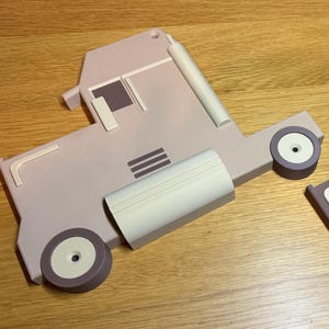 Truck-shaped light wood effect piece for custom organisation. Perfect for adding Disney Cars or Matchbox style to your shelf while keeping Hot Wheels tidy. Create your own unique storage solution with this durable and stylish design.