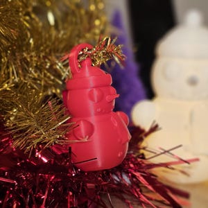 3D-printed snowman ornament made from PLA, available in vibrant colours with a built-in loop for hanging. Perfect for decorating Christmas trees, wreaths, or as festive gifts. Lightweight and durable, adding a handmade charm to holiday décor.